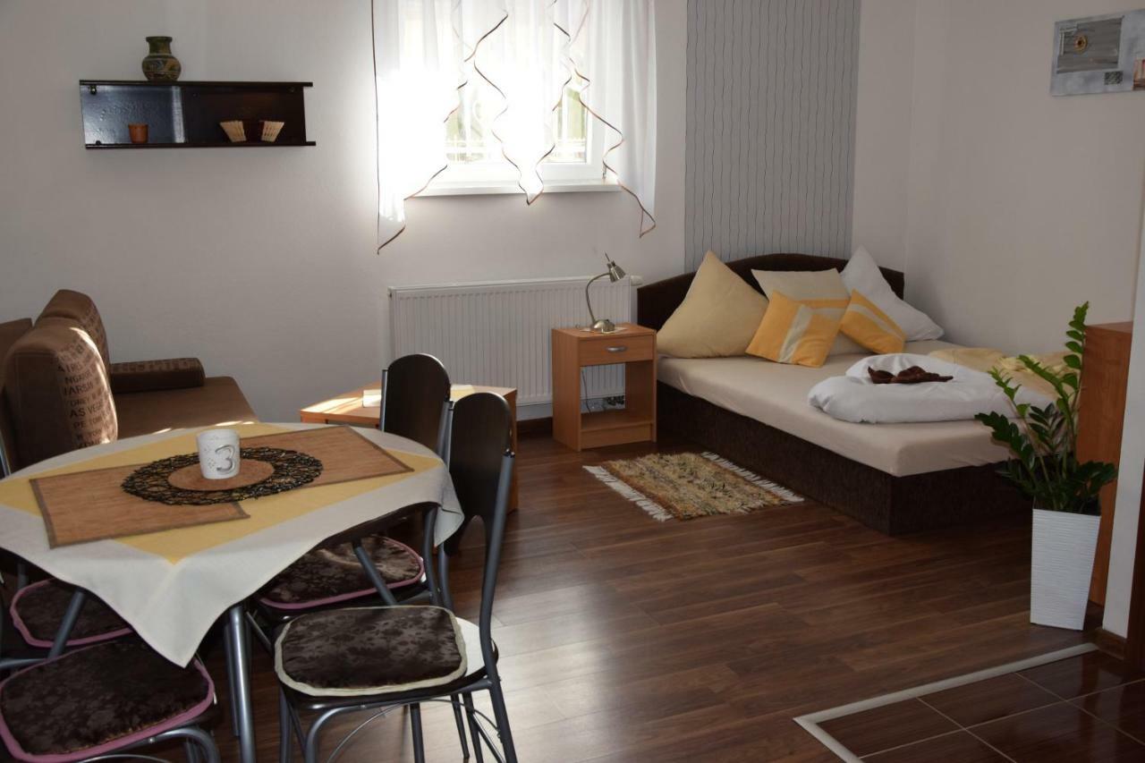 Belany Studios Veľký Meder Buitenkant foto